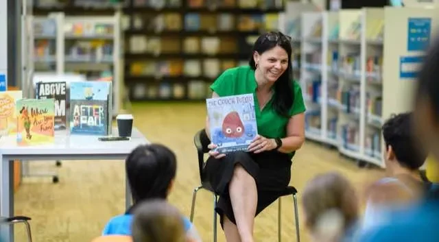 Teacher reading with children — review image